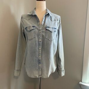 LEVI’S Light Blue Denim Button-Up Shirt